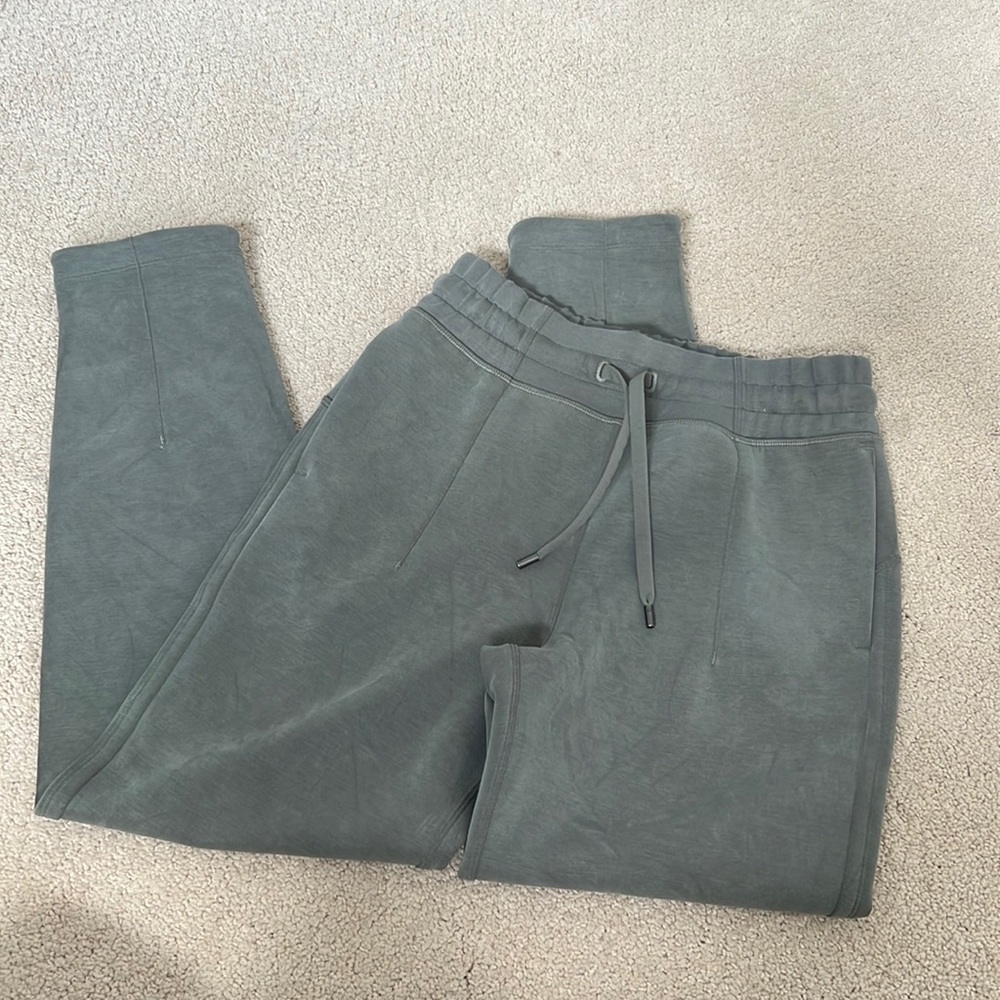 Lululemon tapered joggers